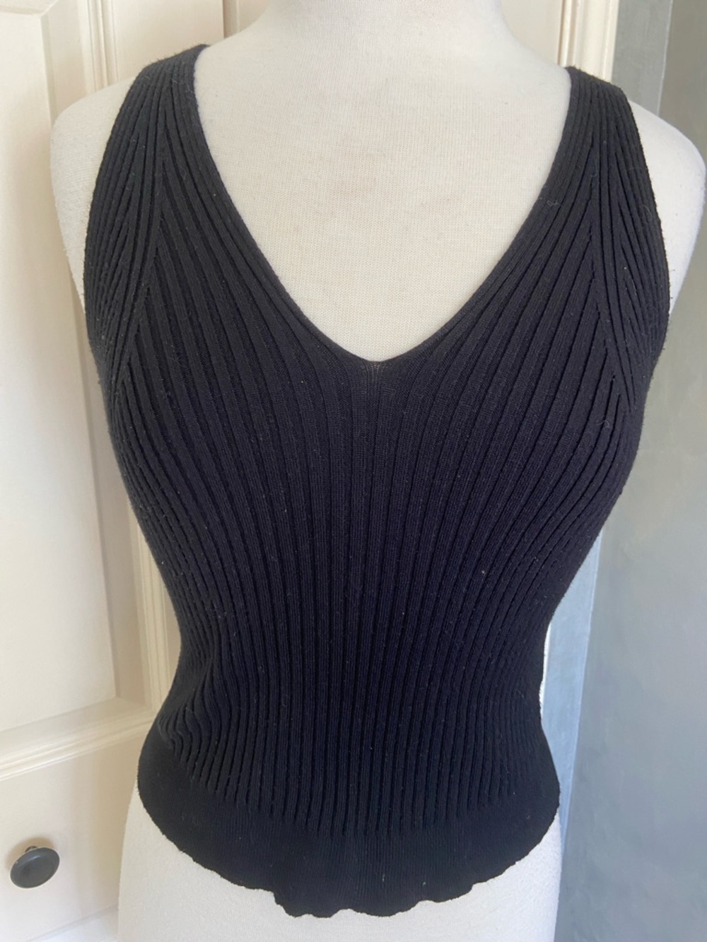 La Miel Black Ribbed V-Neck Tank Large